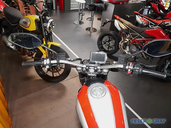 DUCATI SCRAMBLER (8/12)