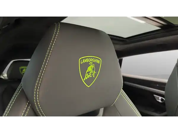 LAMBORGHINI URUS (11/16)