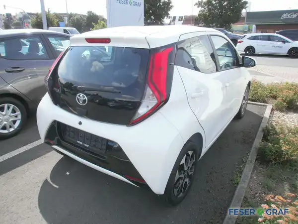 TOYOTA AYGO (3/9)