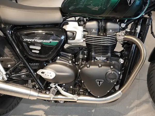 TRIUMPH SPEED TWIN (4/10)